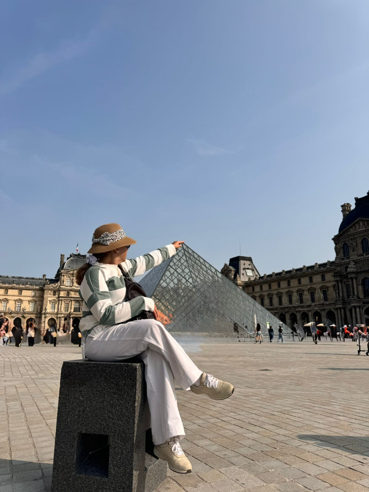 Blanch Campuzano frente al Museo del Louvre